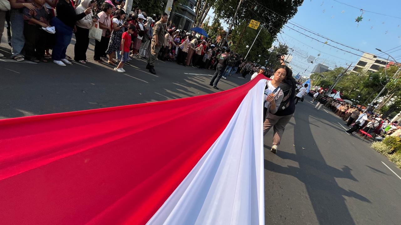 foto Berita Nyalakan Nasionalisme, Merah Putih Sepanjang 100 Meter Terbentang di Karnaval Paskah Kota Semarang