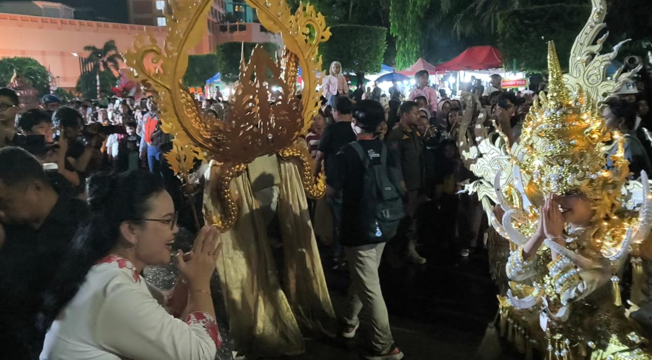 foto Berita Hujan Reda Peserta Semarang Night Carnival Kembali Tampil Disambut Antusias Warga