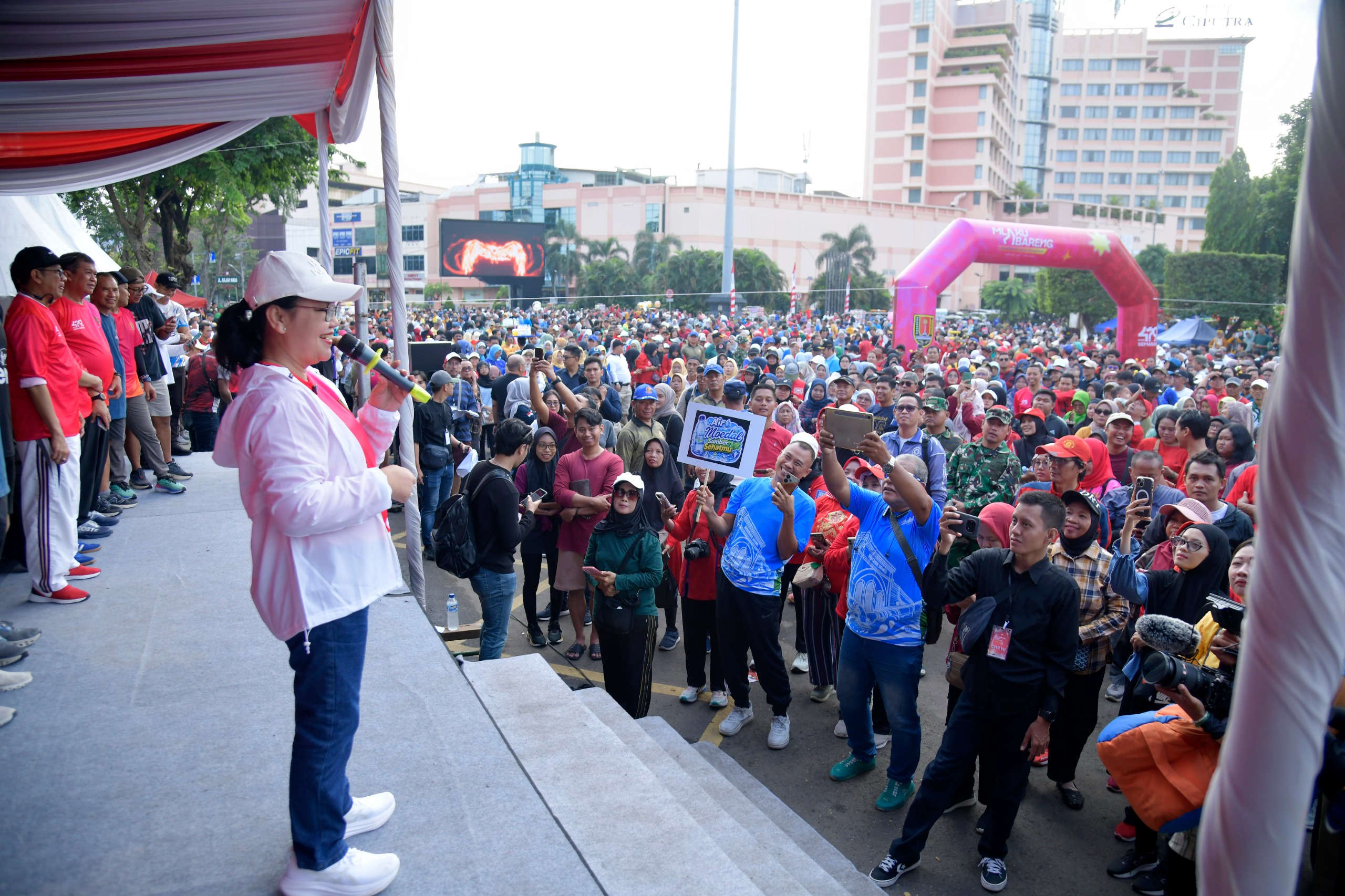 foto Berita Agustina Lepas Ribuan Peserta Mlaku Bareng 479 Bawa Pesan Semarang Bergerak Bersama