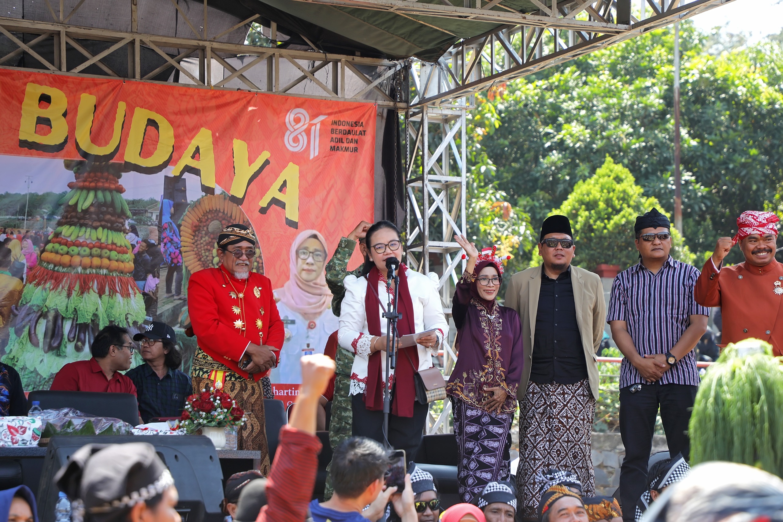 foto Berita Wali Kota Semarang Agustina Larut dalam Semangat Budaya dan Kebersamaan Warga