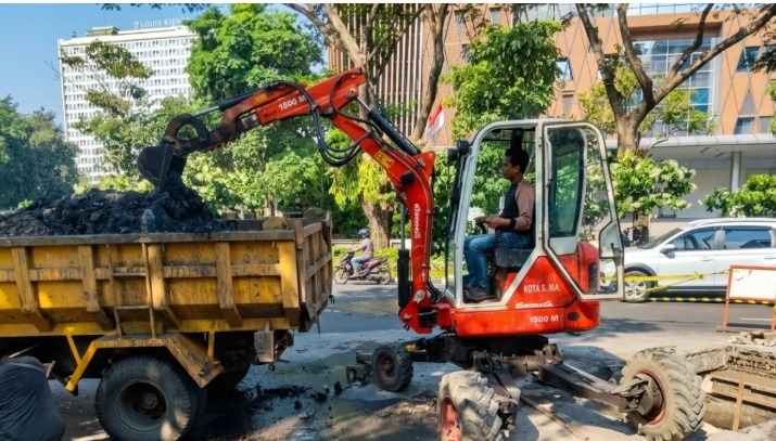 foto Berita Wali Kota Agustina Antisipasi Genangan di Simpang Lima DPU Intensifkan Pembersihan Drainase