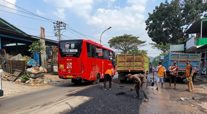 foto Berita Respons Keluhan Warga Wali Kota Agustina Pastikan Perbaikan Jalan Kalipancur Terus Dilakukan