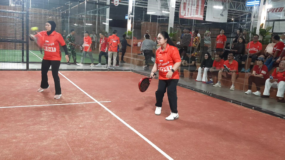 foto Berita Sambut HUT ke 81 RI Wali Kota Semarang Agustina Wilujeng Bersama Jurnalis FC Gelar Mak Jegagik Padel dan Aksi Sosial