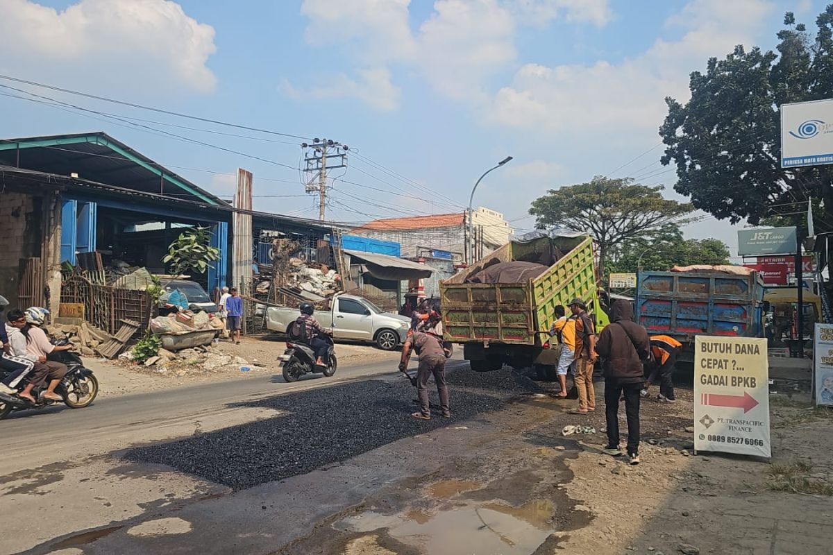 foto Berita Tangani Keluhan Warga Pemkot Semarang Perbaiki Jalan Rusak di Kalipancur