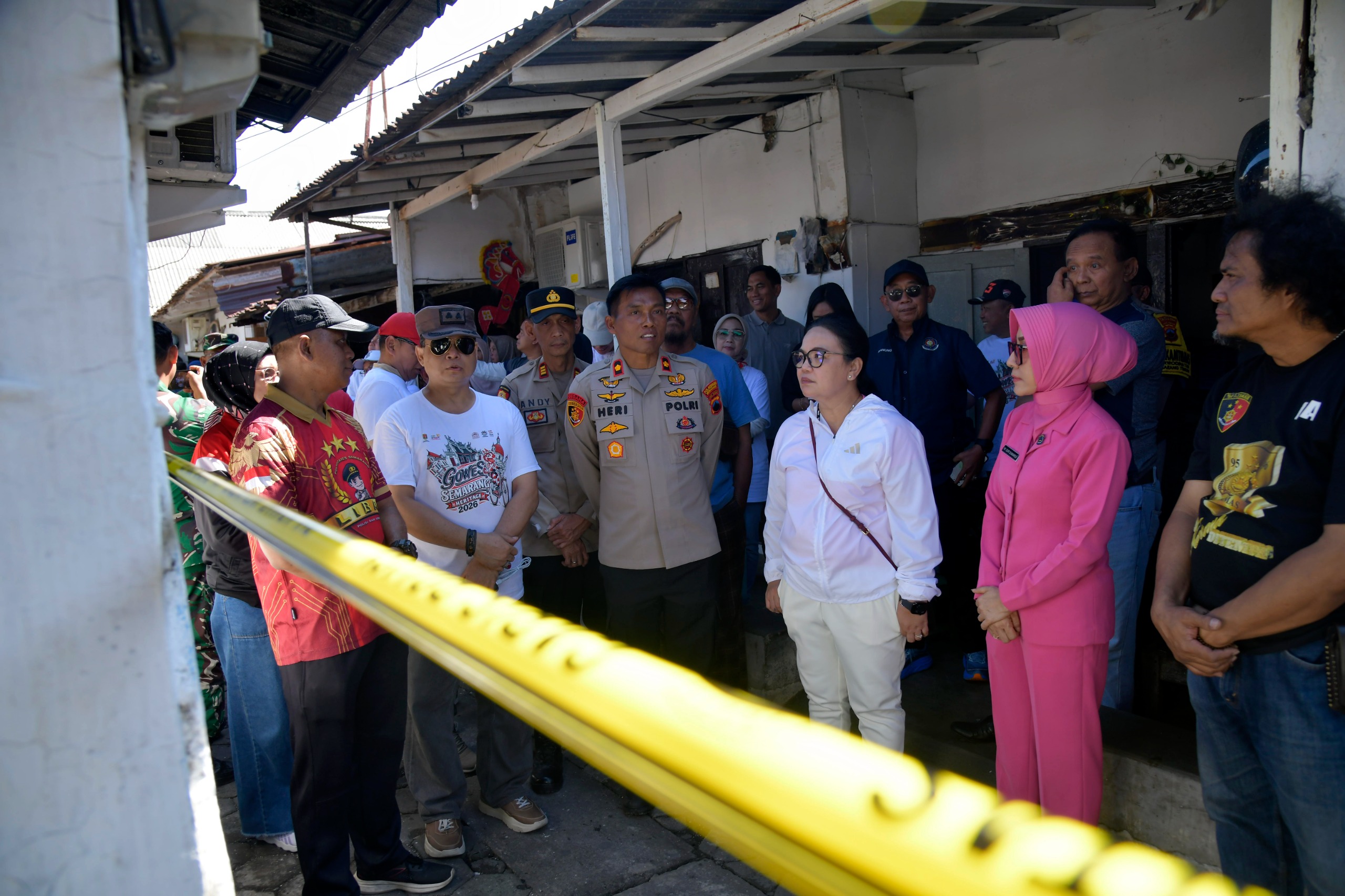 foto Berita Pastikan Kebutuhan Dasar Tercukupi Wali Kota Semarang Agustina Wilujeng Dampingi Warga Terdampak Kebakaran Asrama Polisi