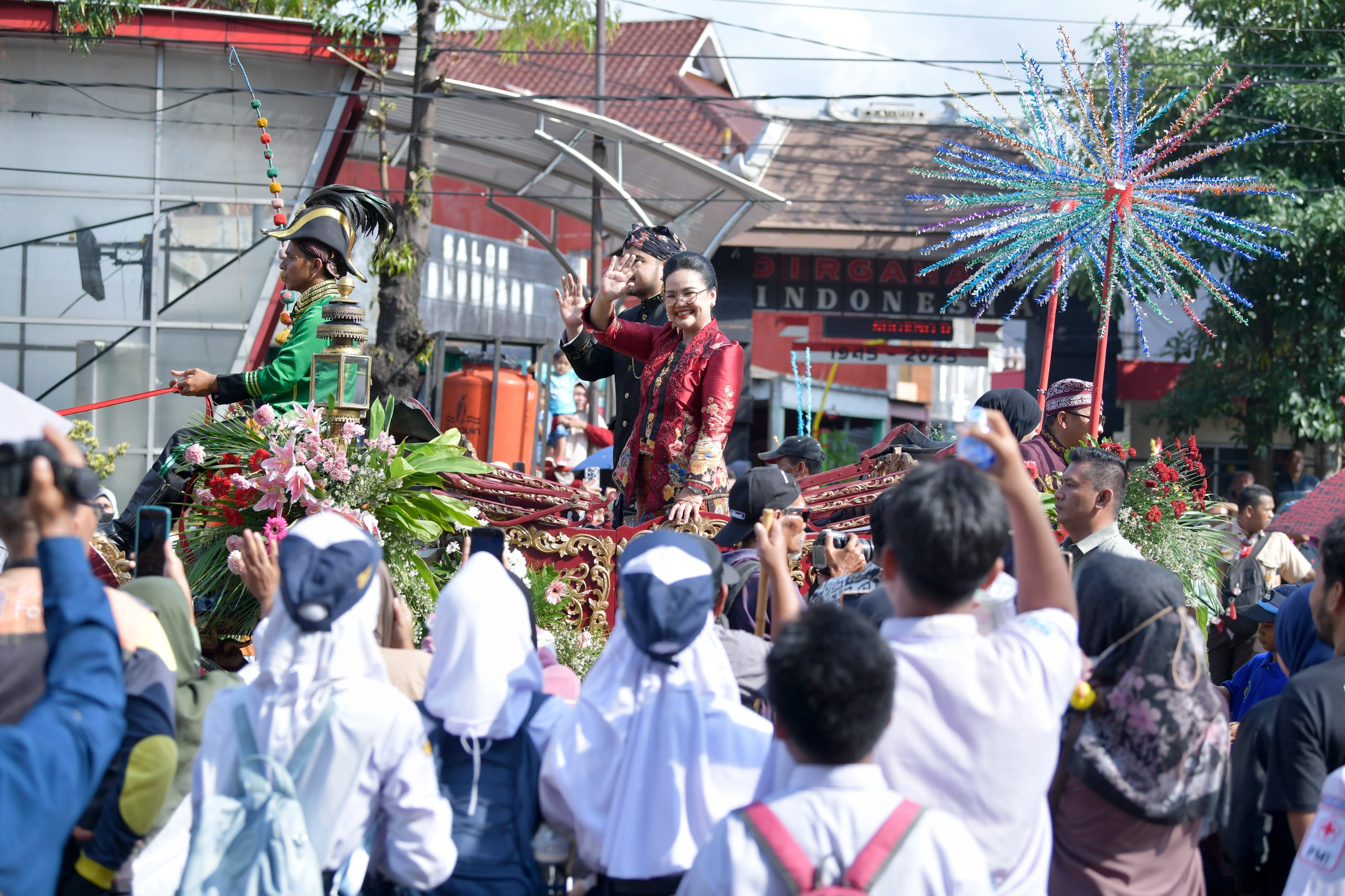 foto Berita Wali Kota Semarang Agustina Wilujeng Hadirkan Keragaman dan Toleransi dalam Pawai Ta aruf MTQ Nasional XXXI