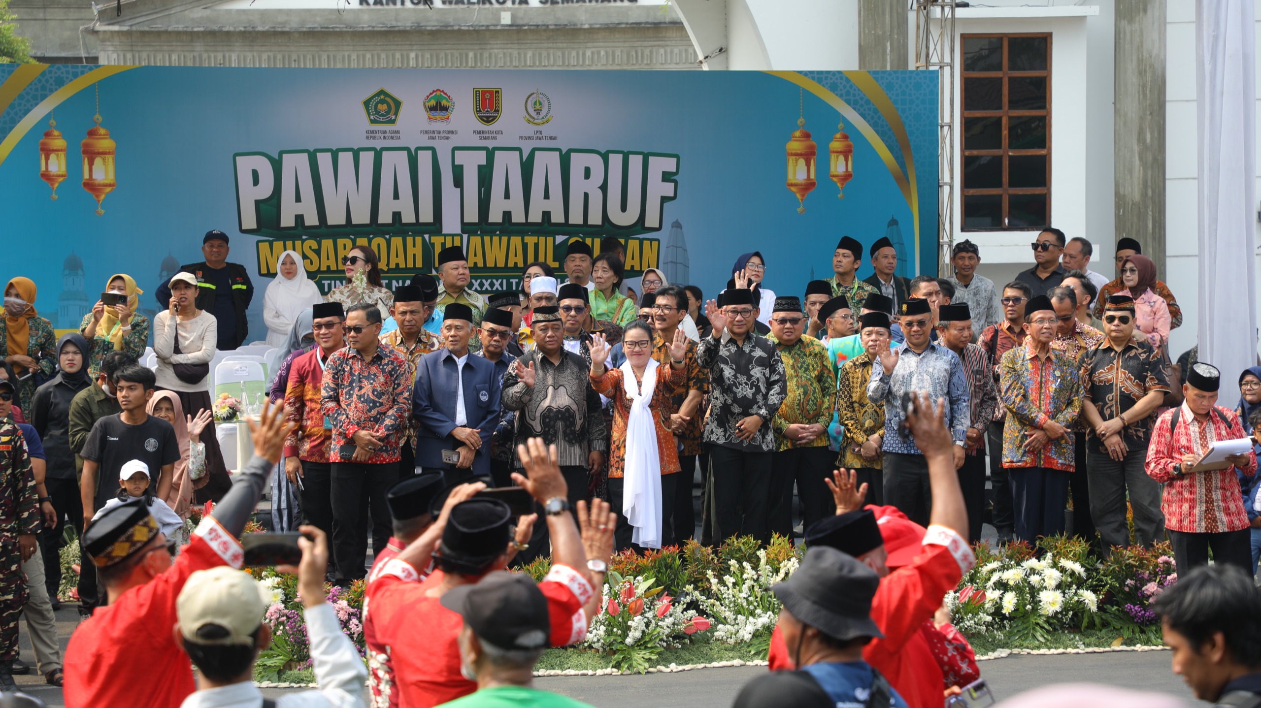 foto Berita Ribuan Kafilah MTQ Nasional XXXI Padati Kota Semarang Wali Kota Agustina Wilujeng Sebut Pawai Ta aruf Panggung Kebersamaan