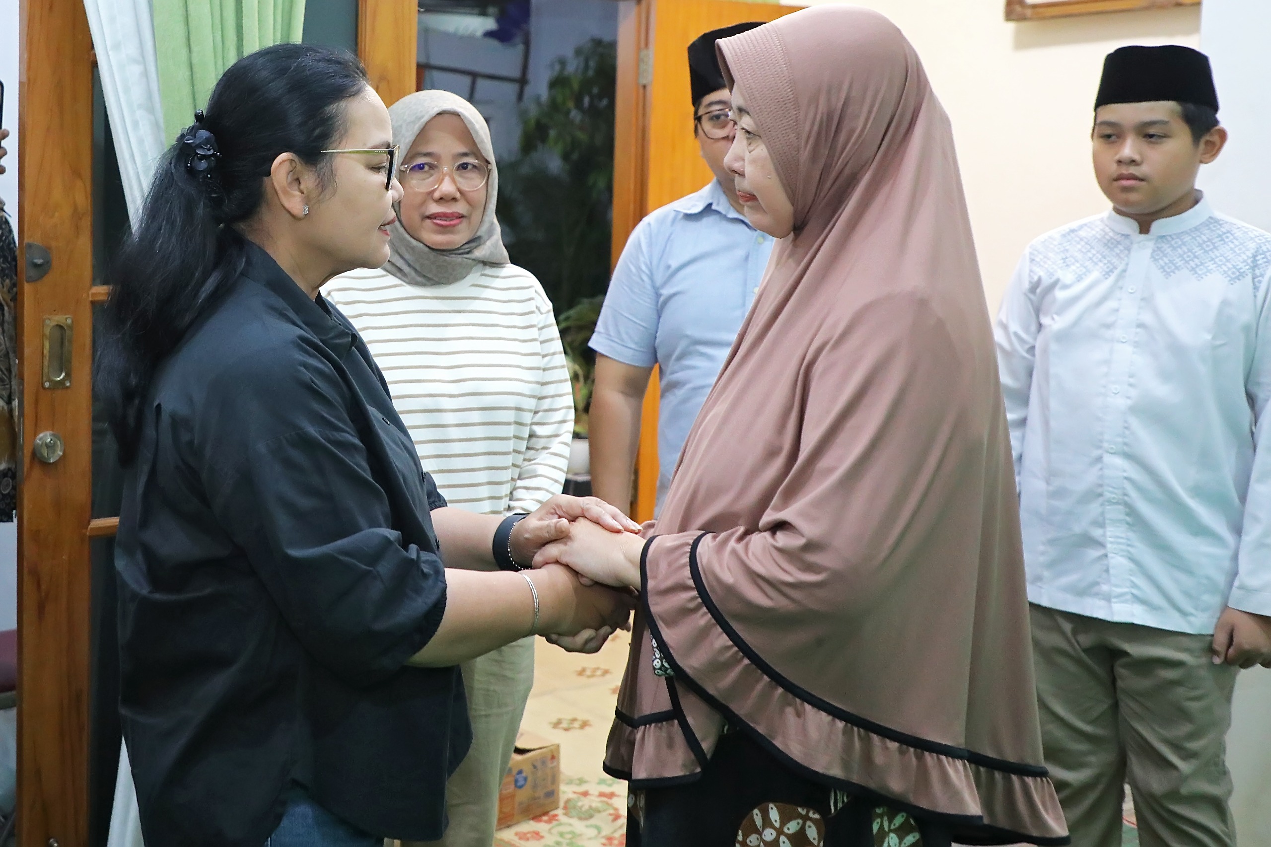 foto Berita Takziah ke Rumah Duka Wali Kota Agustina Dampingi Keluarga Korban Kebakaran Banyumanik