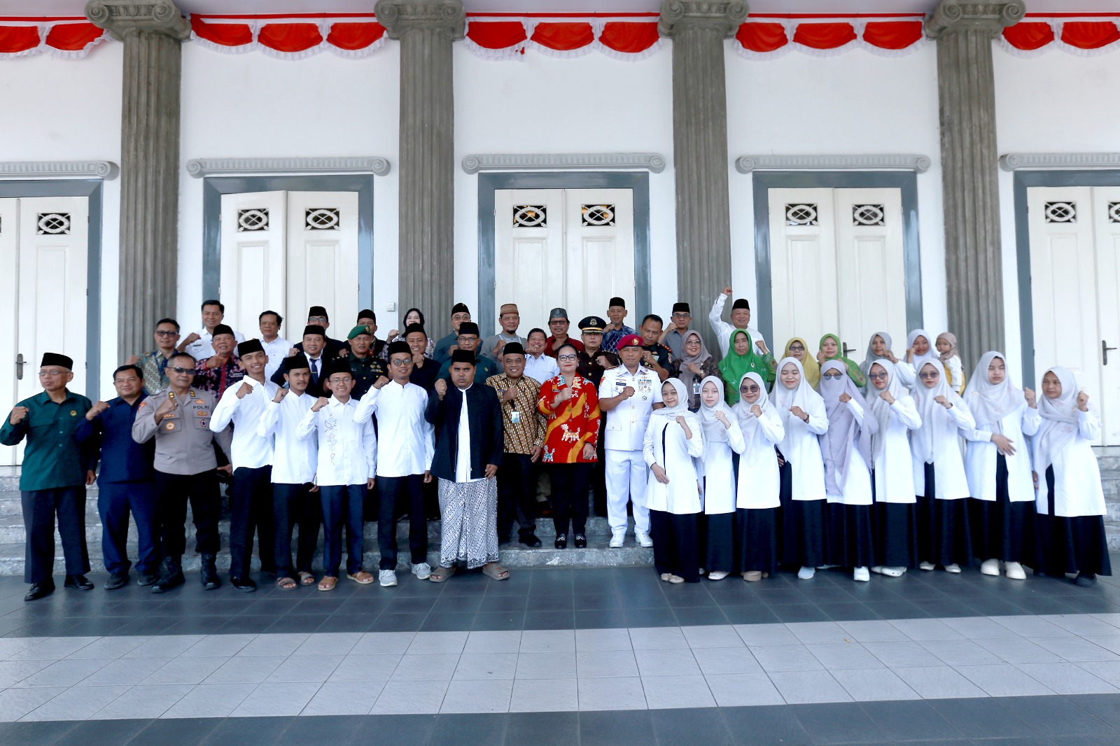 foto Berita  Wali Kota Semarang Agustina Memberi Hadiah Umroh untuk 7 Orang Kafilah Juara MTQ Nasional XXXI 