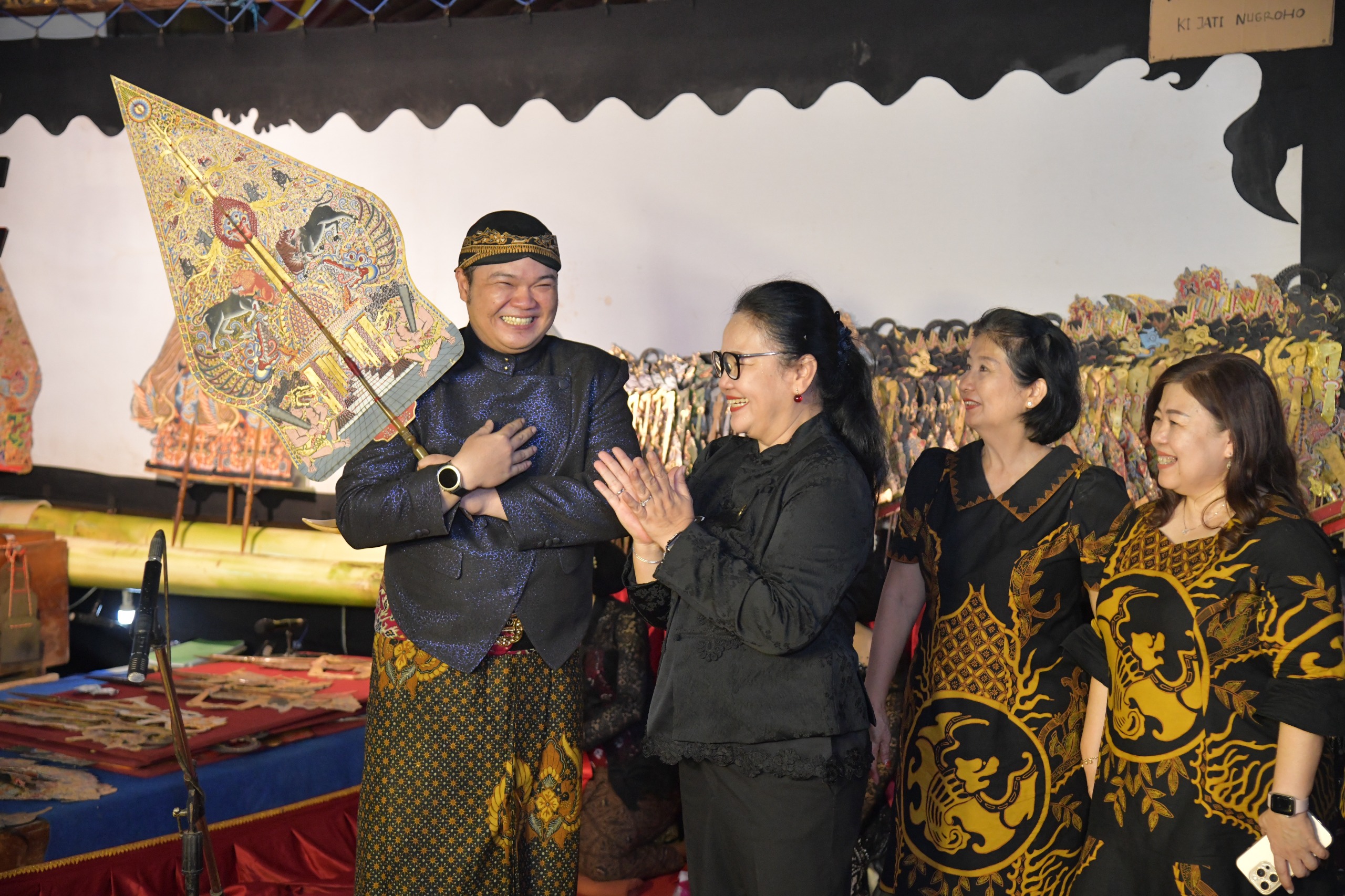 foto Berita  Wali Kota Semarang Agustina Wayang Kulit di Klenteng Jadi Bukti Guyub Rukun 