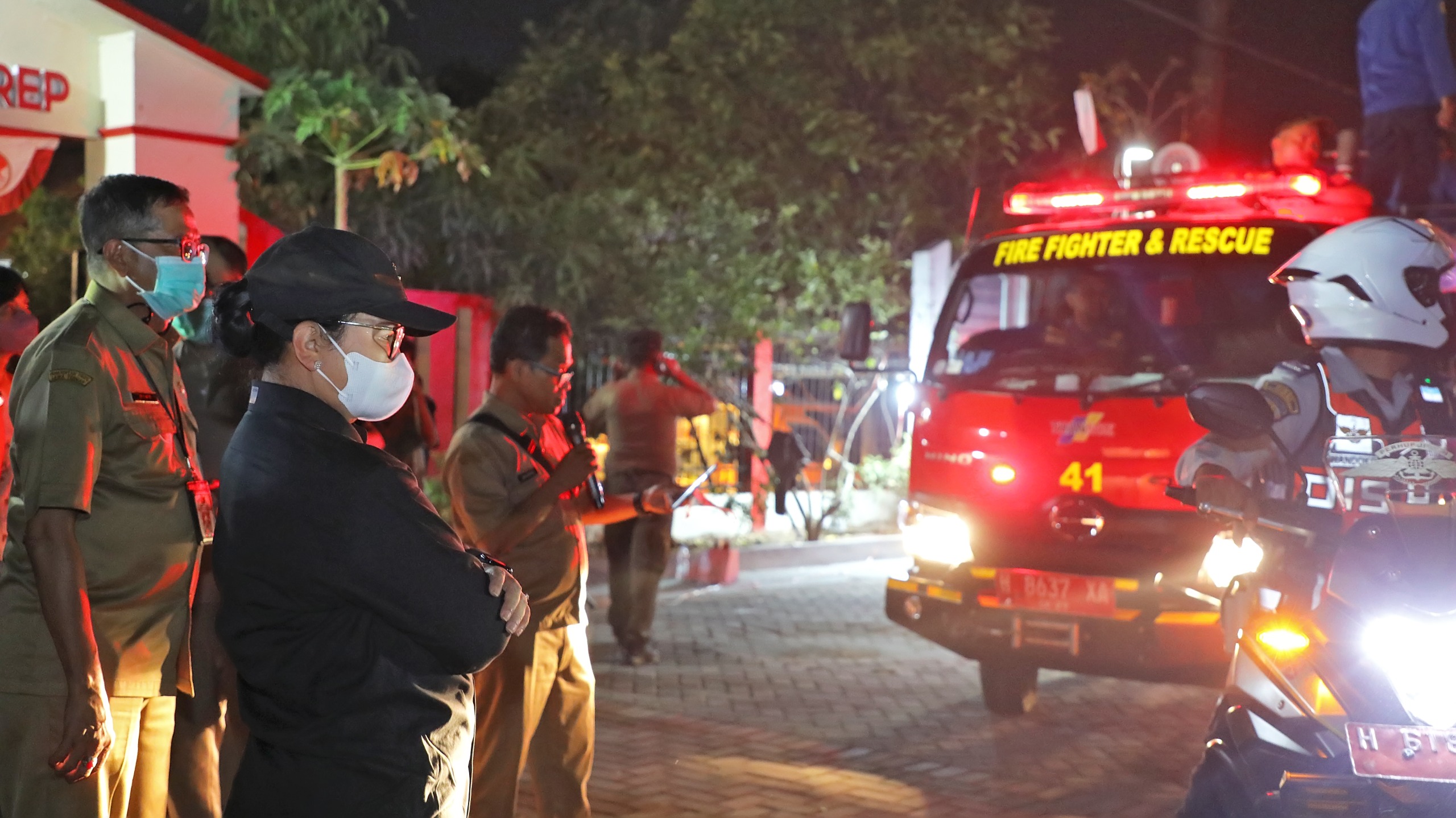 foto Berita Wali Kota Semarang Agustina Pimpin Penyiraman Jalan Tekan Dampak Asap TPA Jatibarang