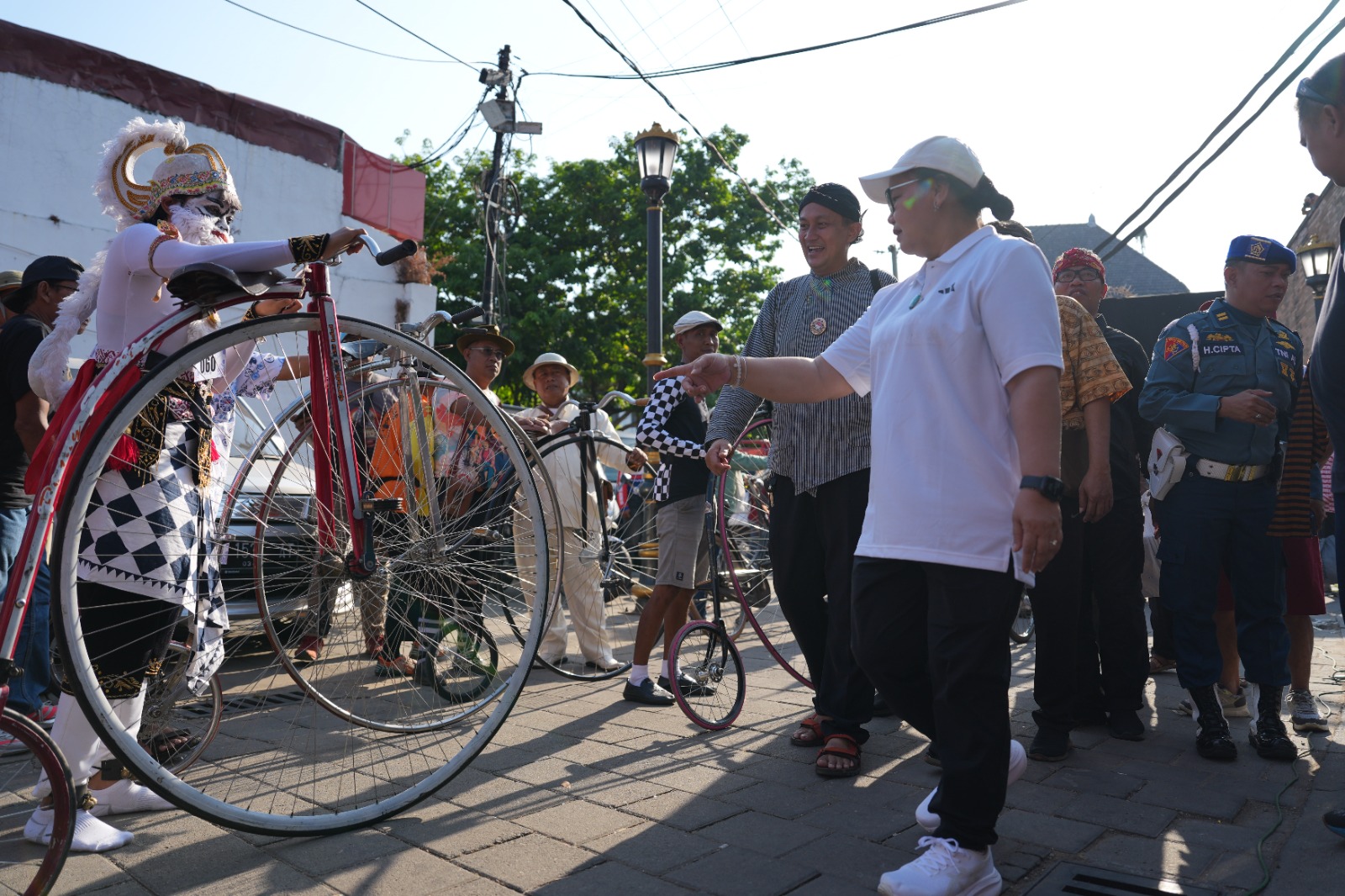 Foto Berita Jambore Onthel di Titik 0 KM Wali Kota Semarang Agustina Ajak Komunitas Rawat Budaya dan Gerakkan Ekonomi