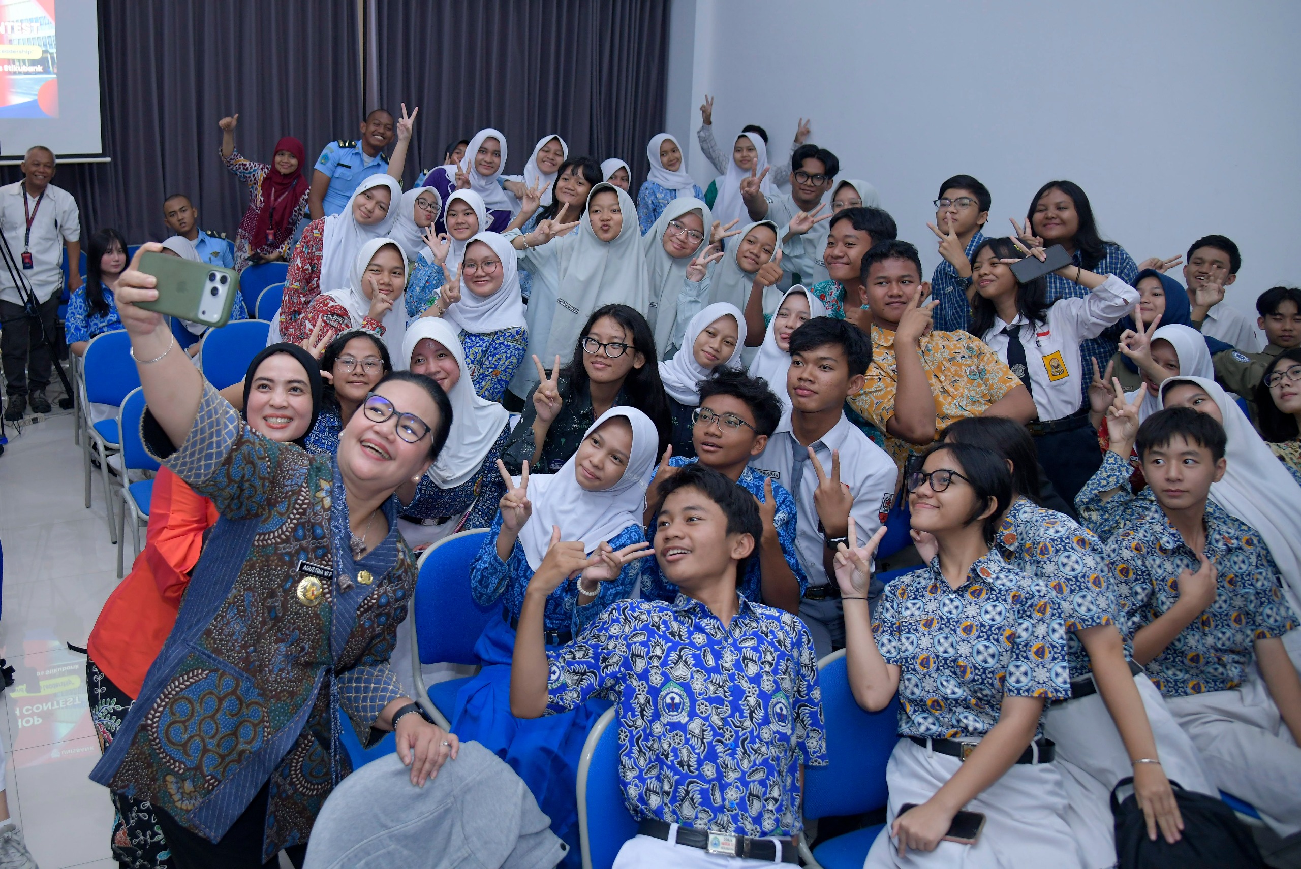 Foto Berita Wali Kota Semarang Agustina Kembangkan Literasi Pelajar Lewat English Speech Contest